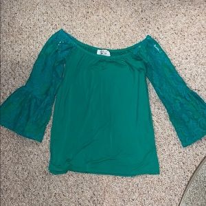 Off-the-shoulder cotton top with lave sleeves